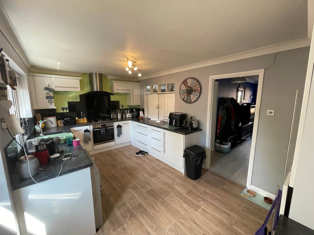Lot: 166 - WELL-PRESENTED BUNGALOW FOR STRUCTURAL REPAIR - Kitchen with fitted units
